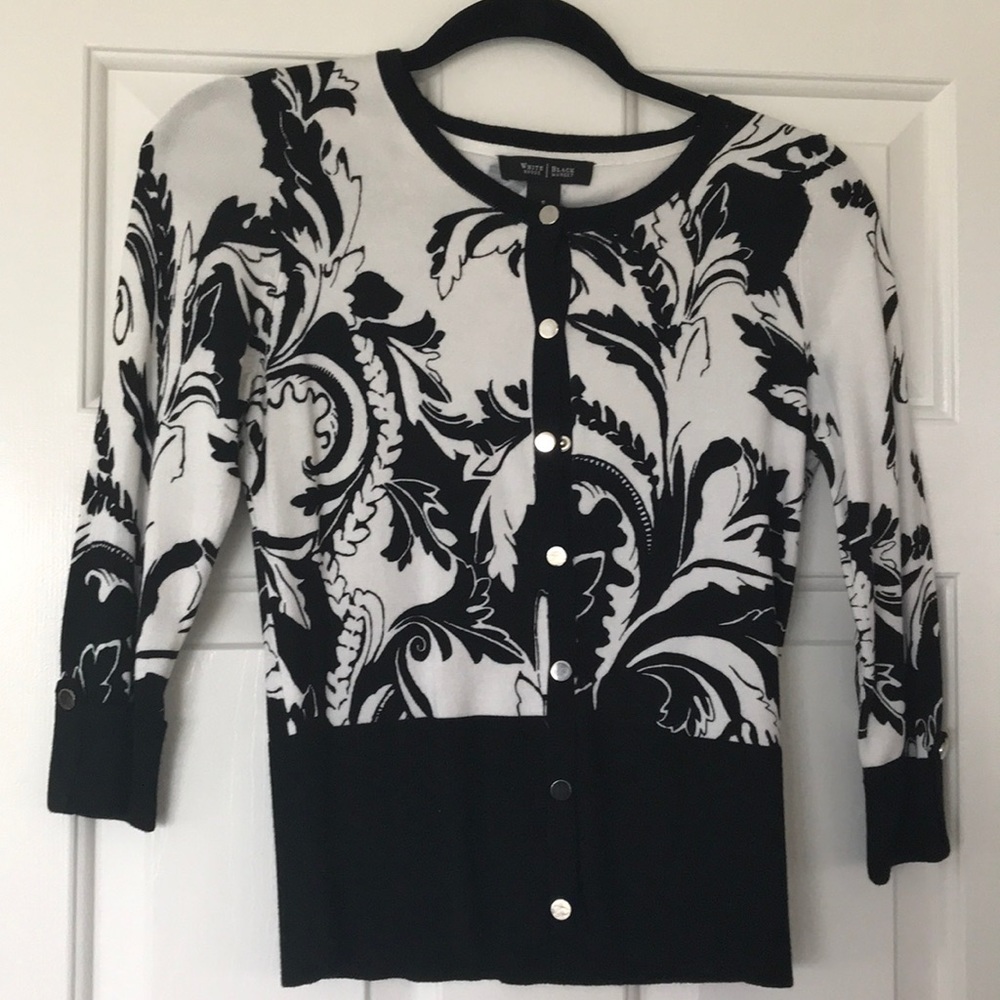 Lack and white print sweater.